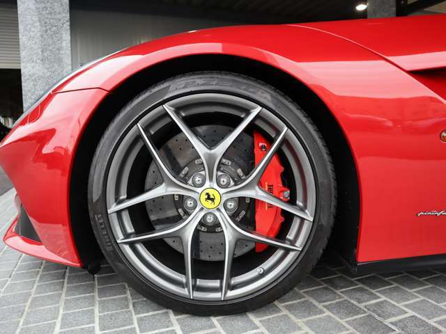 ◆20インチ ダイヤモンドフィニッシュ鍛造ホイール ◆カラードブレーキキャリパー:Rosso Scuderia ◆カーボンセラミックブレーキ ◆フロントサスペンションリフトシステム