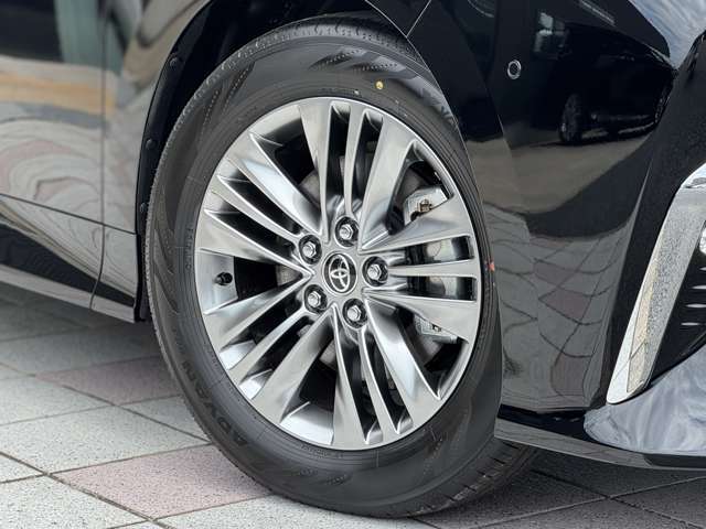 純正18インチアルミホイール。タイヤサイズは225/60R18となっております。19インチ、20インチへのインチアップなど是非ご相談ください。