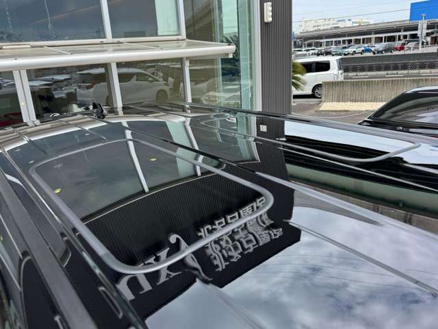 左右独立ムーンルーフ。自然光を取り入れ開放感を与えて快適な車内空間をもたらします。