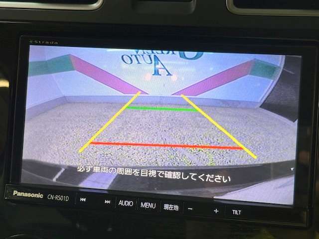 バックカメラがついて後方確認が簡単にできます！苦手としている車庫入れ等も安心して出来ますね！凄く需要の高い装備ですので、最初から付いていれば言う事なしですよね！？