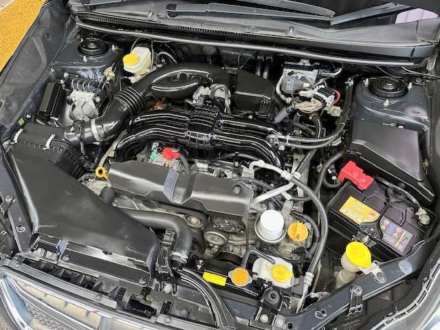 エンジンルームの状態もキレイで機関も良好です！当社では仕入時に90ヵ所以上の点検項目の確認や試乗も実施してます！問題のない車両を店頭にて販売しております！