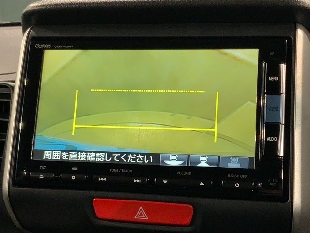 リバースギアに入れるだけで後方の表示へ切り替わります。夜間や雨の日の駐車も楽になりますよ。