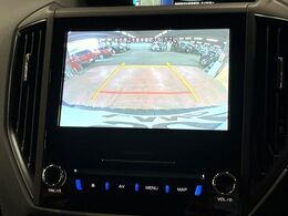 【フロント＆サイド＆バックカメラ】ドライバーから見にくい死角部分を映像で確認できるカメラを各所に装着。見通しがきかない場所や住宅密集地などを運転することが多い人におすすめの安心装備です。