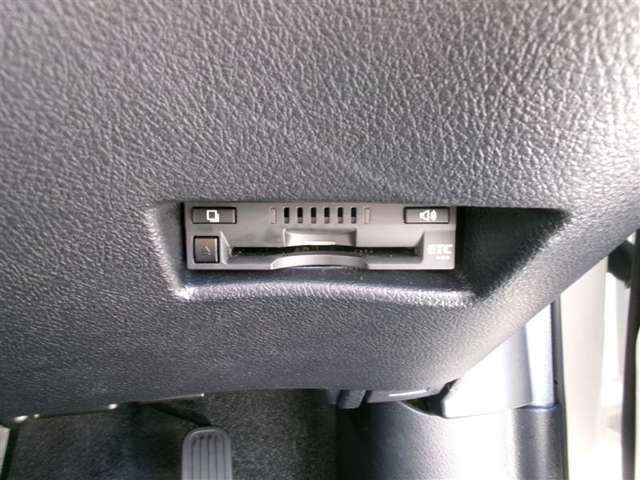 ETC車載器を装備しています。高速道路の料金所もストレスなく通行できます。すっきりとしたビルトインタイプですよ。