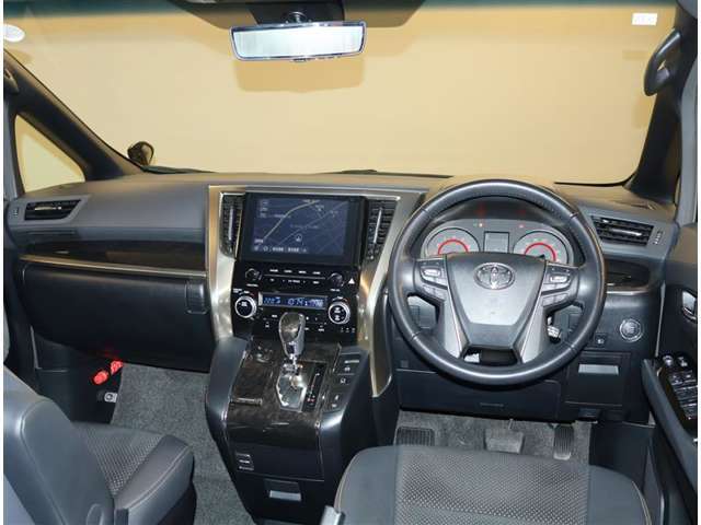 オシャレなインテリアで運転する気分も盛り上がりますよね＾＾