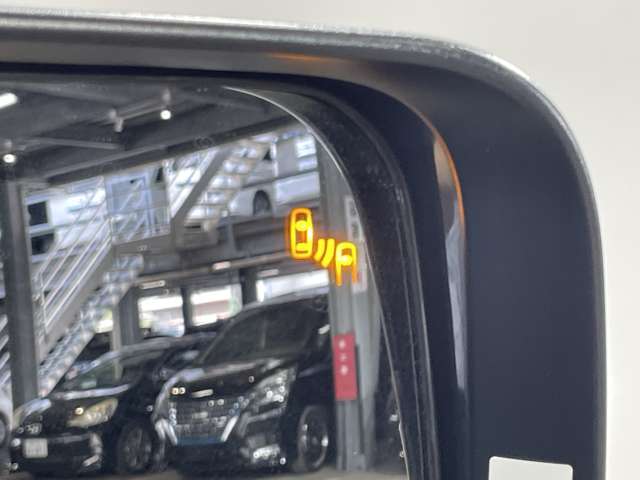 【ブラインドスポットモニター】隣車線上の側方および後方から接近する車両を検知すると、検知した側のドアミラーのインジケーターが点灯。その状態でウインカーを出すと、インジケーターの点滅と警報音で警告します