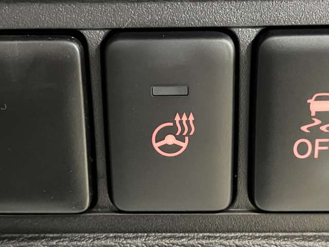 【ステアリングヒーター】冬場の寒い日に手がかじかんで運転が危険にさらされることもこれがあれば安心です！！ハンドルがじわっと暖かくなります♪