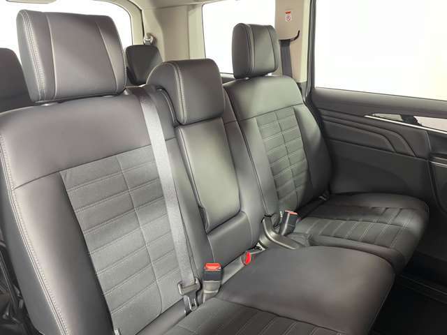 【2列目シート】店舗にて現車の確認も頂けますので、お電話で在庫のご確認の上是非ご来店くださいませ！！！後席モニター(フリップダウンモニター)の取付も可能です。