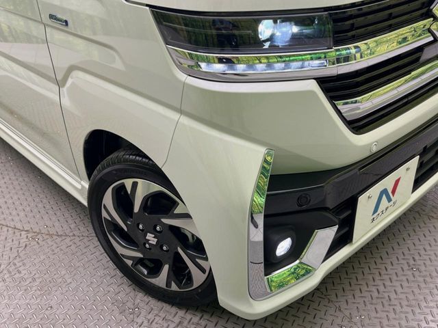 【LEDヘッドライト】悪天候や夜間走行時も良好な視界を確保し安心して運転できる高輝度LEDヘッドライトを装備！点灯速度が早く、消費電力も抑えられています。