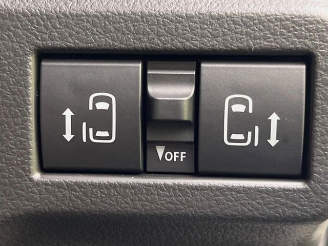 【両側パワースライドドア】スマートキーや運転席のスイッチで後席両側スライドドアの開閉が可能♪電動だから力を入れてドアを開ける必要が無く、小さなお子様でも簡単に開け閉めでき快適です♪