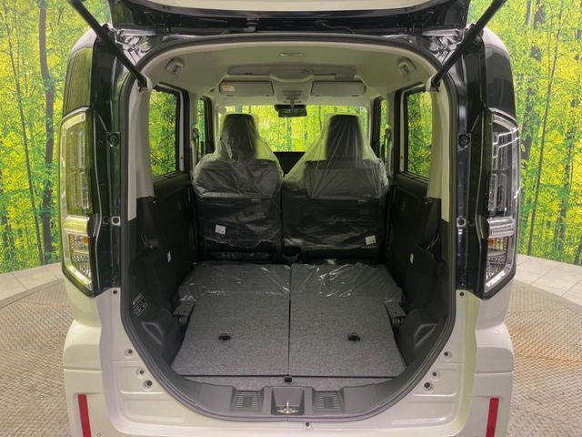 積み下ろしのしやすいデッキにはたっぷりと荷物を積み込んでいただけます。遊びから仕事まで、様々なシーンで頼れます♪