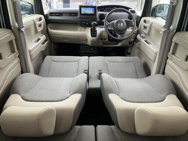 カーズ大阪では中古車販売をメインに各種保険の取扱、板金修理まで幅広く対応しています。中古車販売は全国どこでも対応可能！遠方の方でも安心して買ってもらえるような取り組み・工夫を行なっています。