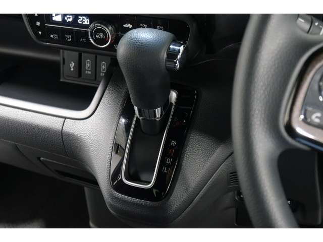 インパネシフトだから視線の移動も少なく足元もスッキリ♪運転席もゆったりしているのでゆとりを持ってドライブできますね！