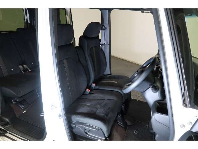 フロントシートはベンチシートタイプ♪　センターには格納式アームレストも付いています！！室内空間は広々で移動も楽々です♪狭い駐車空間など助手席ドアから出たい時にも大変便利ですよ♪