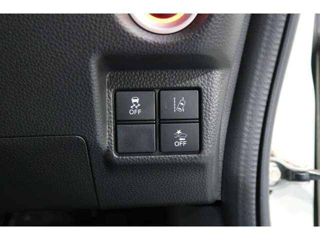 Hondaセンシングの機能のひとつ、アダプティブクルーズコントロール付！アクセルから足を離しても設定したスピードと前車との車間を保ち走行してくれます！車線維持もアシスト☆高速道路で疲労軽減ですね☆