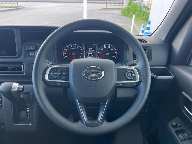 インテリアに合わせたデザインのステアリングは、運転される方のことも考え、運転しやすい形状、大きさです。是非一度、実際に触ってお確かめください。