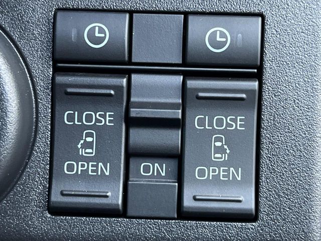 【両側パワースライドドア】スマートキーや運転席のスイッチで後席両側スライドドアの開閉が可能♪電動だから力を入れてドアを開ける必要が無く、小さなお子様でも簡単に開け閉めでき快適です♪