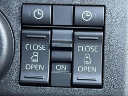 【両側パワースライドドア】スマートキーや運転席のスイッチで後席両側スライドドアの開閉が可能♪電動だから力を入れてドアを開ける必要が無く、小さなお子様でも簡単に開け閉めでき快適です♪