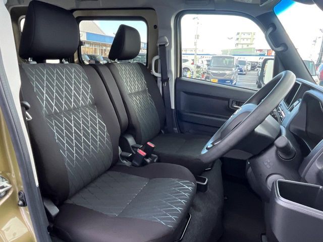 運転席シート廻りは使用感も少なく、良好な状態となっています。丁寧に使われていたことがよくわかりますね。