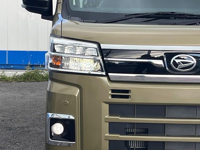 【LEDヘッドライト】悪天候や夜間走行時も良好な視界を確保し安心して運転できる高輝度LEDヘッドライトを装備！点灯速度が早く、消費電力も抑えられています。