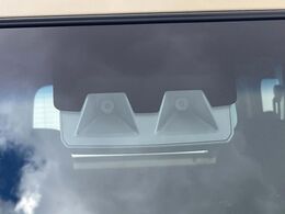 【スマートアシスト】走行中に前方の車両等を認識し、衝突しそうな時は警報とブレーキで衝突回避と被害軽減をアシスト。より安全にドライブをお楽しみいただけます。