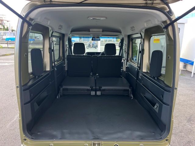 後席を格納すると、これだけの広さが！シーンに合わせたシートアレンジで、大きな荷物も積むことが出来ます♪