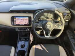 運転席周りの画像です。実際に座っていただければ視界の良さやナビの見やすさが実感できると思います。