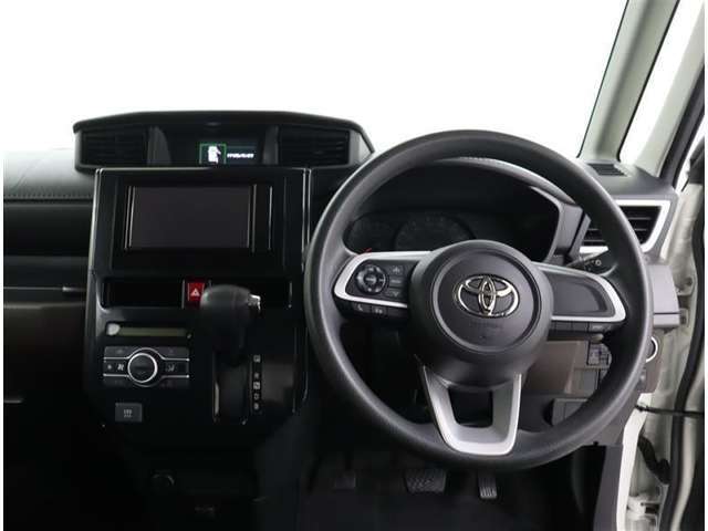 足元広々、視界良好な運転席です