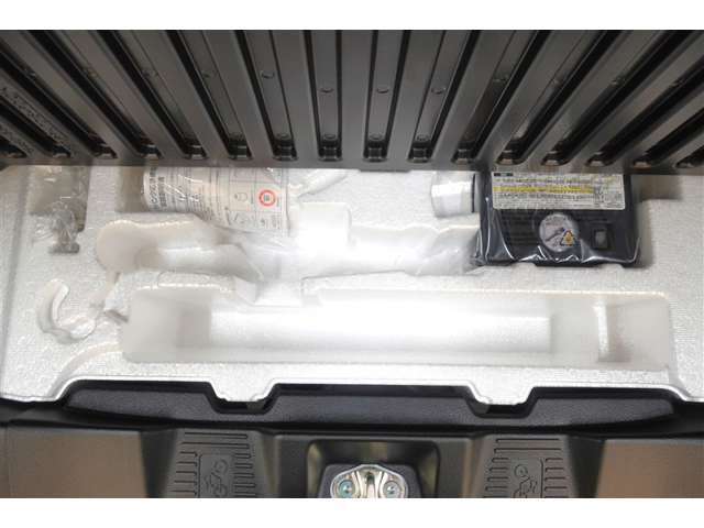 タイヤパンク修理キットが装備されております！