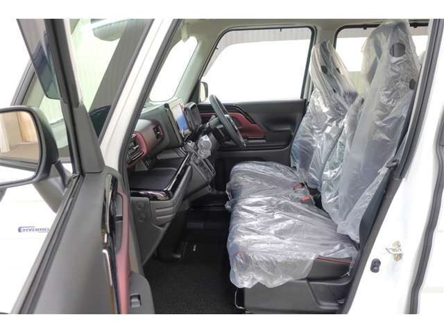 ベンチシートで運転席から助手席への移動もスムーズです！