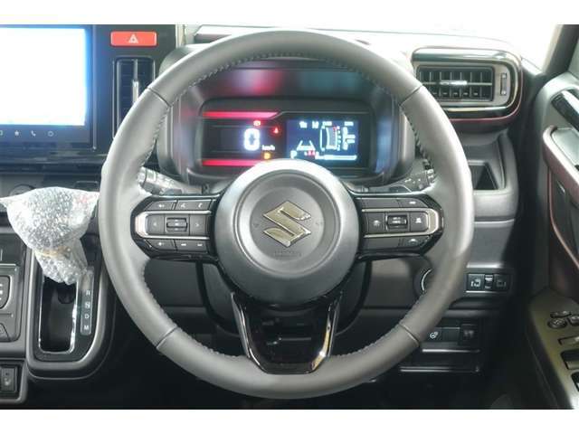 握りやすい本革ステアリング＆高速走行に便利なレーダークルーズコントロール♪