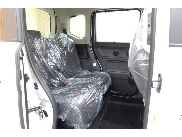 広い足元空間でゆったり乗車出来ます！