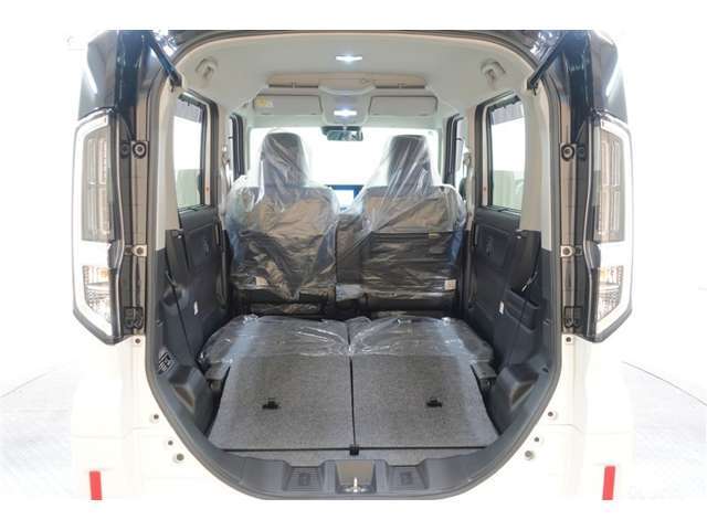 後席を格納すると大きなスペースが出来るので大きな荷物も積み込めます！