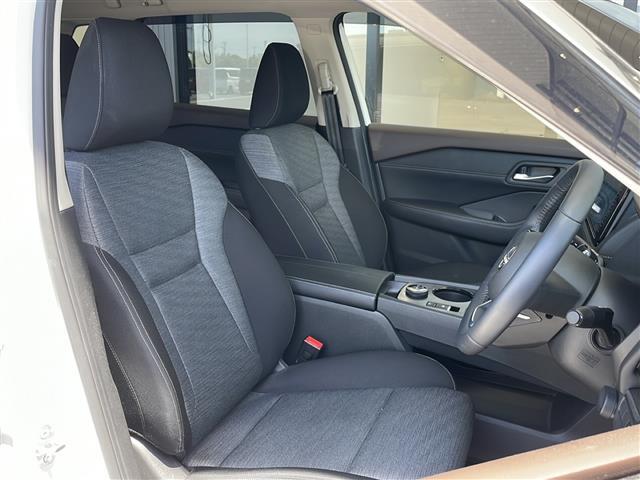 【運転席】座り心地が良いシートなので長時間の運転でも快適にお過ごしいただけます。新品のフロアマットのご注文も可能です。掲載箇所以外にご希望の写真がございましたらお気軽にお問い合わせ下さい。