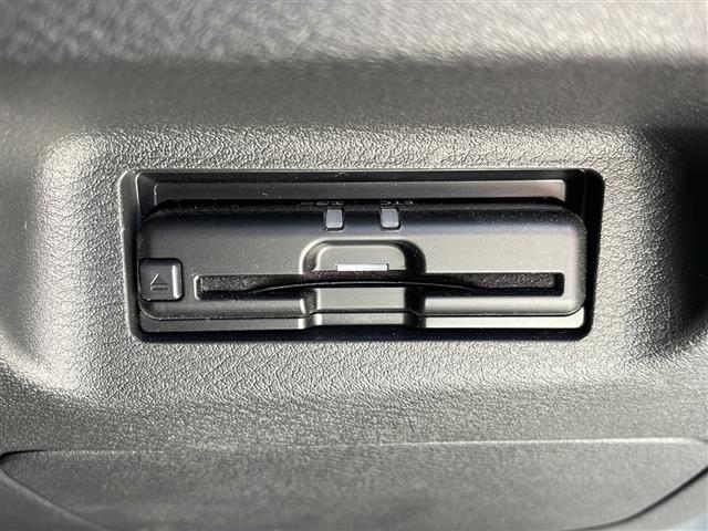 【ETC】有料道路を利用する際に料金所で停止することなく通過できる、ETC車載器（ノンストップ自動料金収受システム機器）が装備されています。セットアップを行うことで利用可能になります。