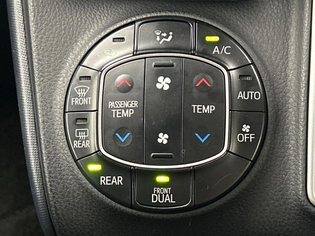 【左右独立型フルオートエアコン】運転席と助手席でそれぞれお好みの温度に設定可能。同乗者にも配慮した、快適な空調をお届け致します。