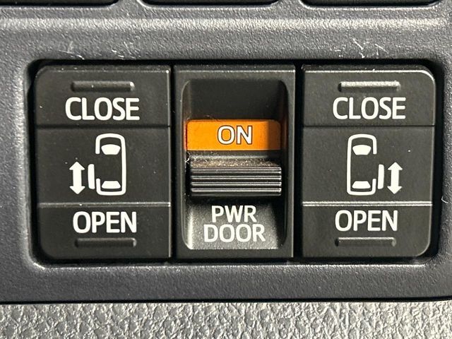 【両側パワースライドドア】スマートキーや運転席のスイッチで後席両側スライドドアの開閉が可能♪電動だから力を入れてドアを開ける必要が無く、小さなお子様でも簡単に開け閉めでき快適です♪