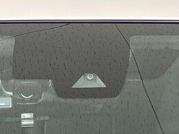 【インテリジェントエマージェンシーブレーキ】フロントカメラで前方の車両や歩行者を検知。衝突しそうな時は衝突被害軽減ブレーキが作動、衝突回避をサポート。より安全にドライブをお楽しみいただけます。