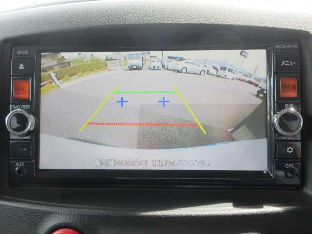 〔バックカメラ〕ギアをバックに入れると画面に自動的に後方映像が映し出され確認可能です。車庫入れなどの際に安全確認が出来て安心ですね。