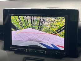 【バックカメラ】駐車時に後方がリアルタイム映像で確認できます。大型商業施設や立体駐車場での駐車時や、夜間のバック時に大活躍！運転スキルに関わらず、今や必須となった装備のひとつです！