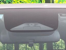 【ホンダセンシング】走行中に前方の車両等を認識し、衝突しそうな時は警報とブレーキで衝突回避と被害軽減をアシスト。より安全にドライブをお楽しみいただけます。