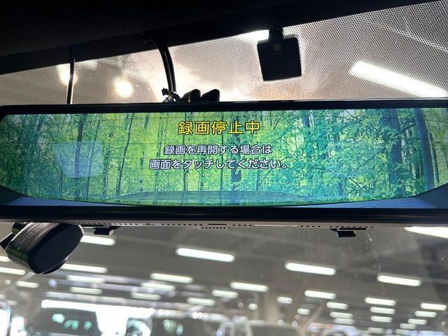 【デジタルインナーミラー】後席の大きな荷物や同乗者で後方が確認しづらい時でも安心！カメラが撮影した車両後方の映像をルームミラー内に表示。クリアな視界で状況の確認が可能です！