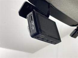 【ETC】有料道路を利用する際に料金所で停止することなく通過できる、ETC車載器（ノンストップ自動料金収受システム機器）が装備されています。セットアップを行うことで利用可能になります。