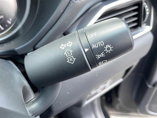 【オートライト（AUTO）】外の明るさをシステムが感知して、自動でヘッドライトが点灯します！ヘッドライトをつけ忘れを防ぐ便利機能です。