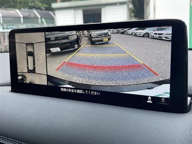 【360°ビュー・モニター】まるでクルマを真上から見下ろしたかのような視点で駐車をサポートします！クルマの斜め後ろや真横など、前後左右の4つのカメラの映像が合成されて、モニターに映し出されます。