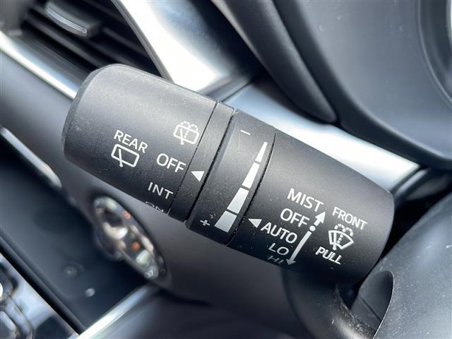 【オートワイパー（AUTO）】雨が降り出した時に、雨滴検出用センサー（レインセンサー）が雨滴を感知すると、自動でワイパーが動作します。