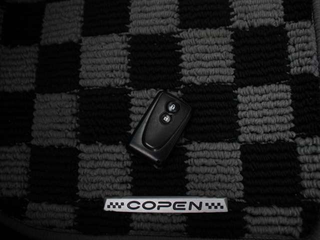 スマートキーも装備されていてお車の高額装備のひとつです！！カバンの中から鍵を探す手間もなくすぐに開閉できます！両手が荷物で塞がっている時や雨のときなど便利ですね！