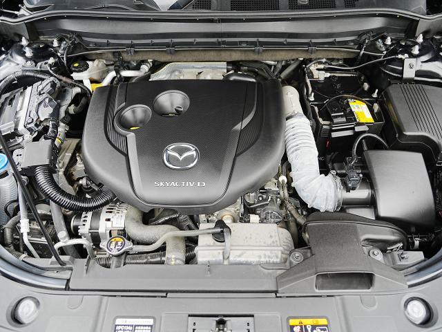 クリーンディーゼルエンジンは4000ccガソリンエンジン並みの力強いトルクがあり、上り坂や高速道路の合流などでもストレスフリー、しかもこれだけパワフルなのに、とても燃費の良いエンジンです。