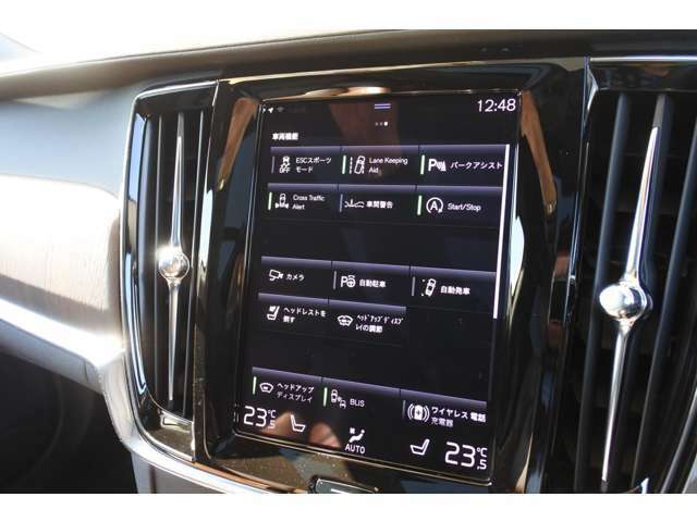 直観的に操作することができる9インチタッチスクリーンディスプレイでは、車両の装備や機能設定を操作することが可能です