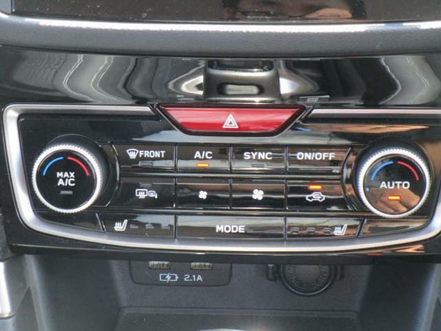 左右独立調整フルオートエアコンが付いてますので、運転席助手席それぞれの温度に調整できます！